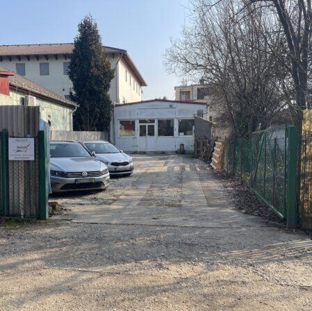 Műhely bejárat az udvar felől Műhely bejárat a hátsó útról