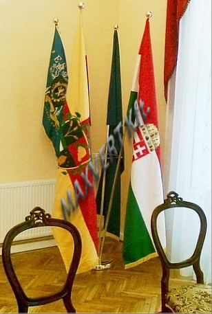 sárgaréz zászlótartó állvány irodába, négy ágú