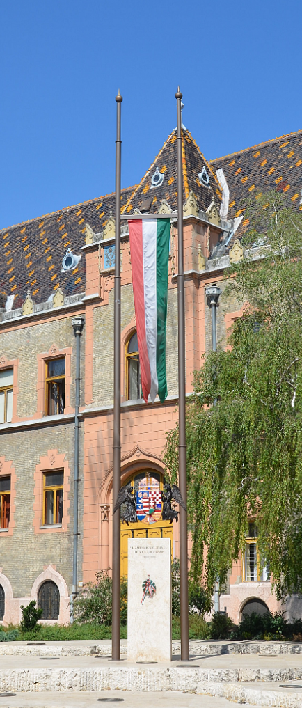 Országzászló oszloppár Kecskemét Egyedi országzászló
