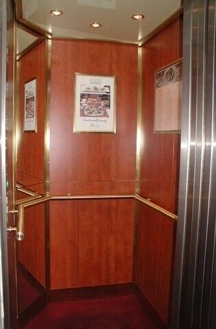 Lift kabin egyedi burkolattal Felvonofülke felújítás után